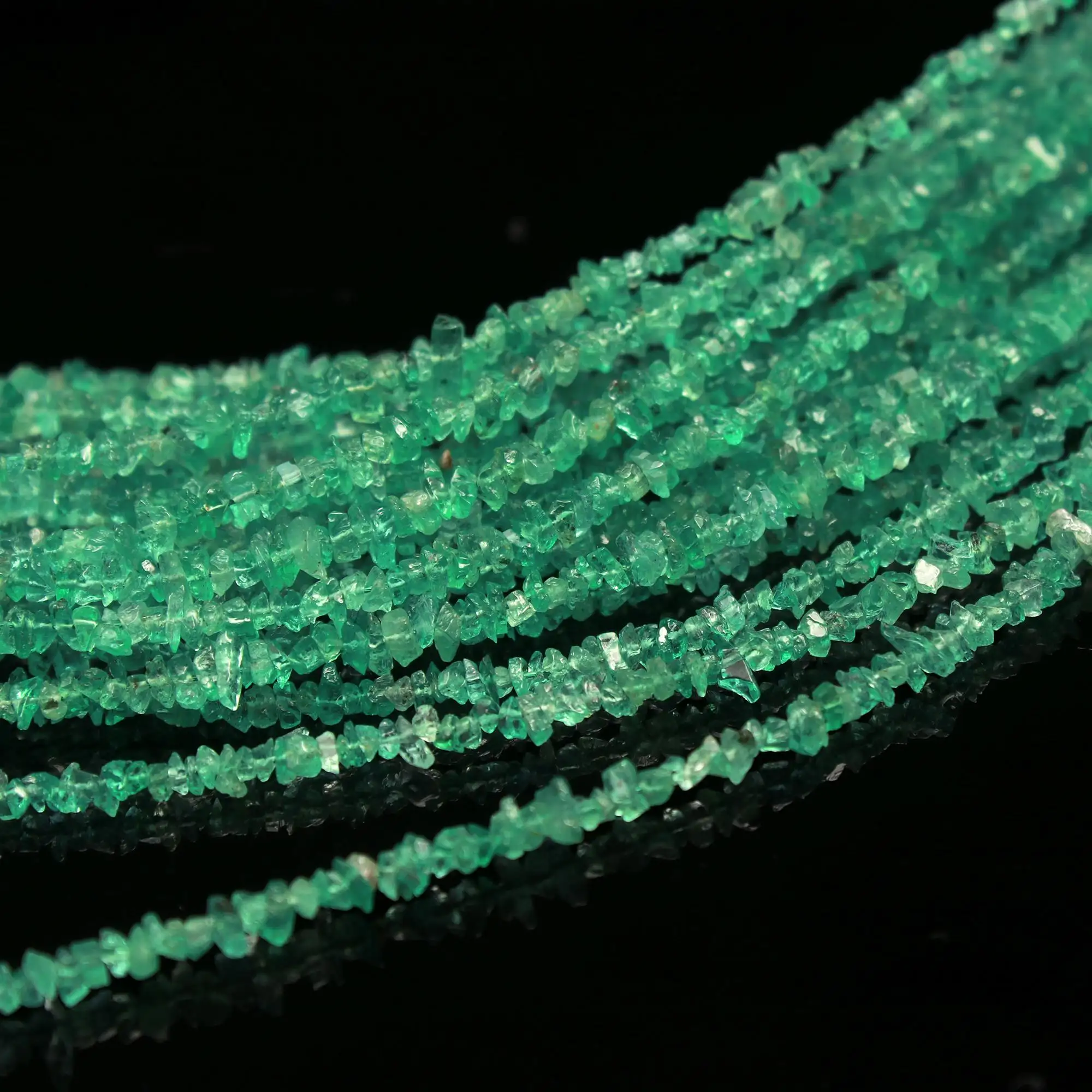 Émeraude naturelle de Zambie perles de gemmes brutes rares émeraude vert foncé perles de puces non coupées perles d'émeraude rugueuse pour la fabrication de bijoux artisanat