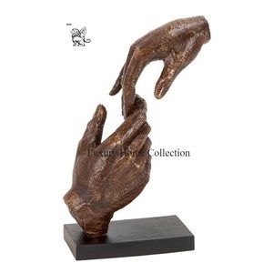 Statue et sculpture en plaqué or au design de cactus dessus de table objets de chevet fabriqués à la main avec socle en bois à des prix abordables - Product Image 3