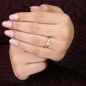 Bague de fiançailles solitaire en émeraude et diamant de culture LR20929B - Product Image 4