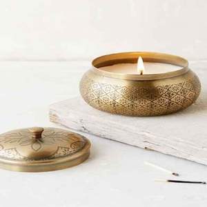 Frascos de metal con acabado mate diseñados para fabricantes artesanales de velas que ofrecen una luz radiante subtil y un efecto aromático tranquilo. - Product Image 1