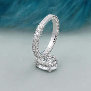 Anillo de Compromiso con Corte Ovalado y Banda de Diamantes Pavé con Halo Oculto en Oro Blanco - Product Image 5