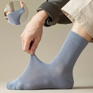 Chaussettes habillées blanches respirantes d'été pour hommes, antibactériennes, anti-odeur, en pur coton, fines et longues, style d'affaires. - Product Image 1