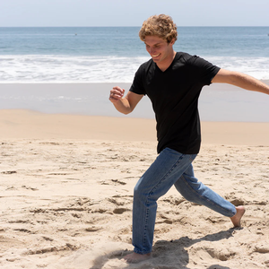 T-shirt pour homme en coton biologique 100% de luxe, col en V, pré-rétréci, certifié GOTS, manches courtes, respirant, coupe ajustée - Product Image 4