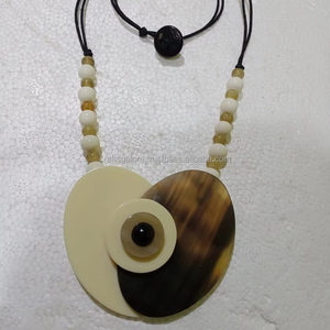 Artesanía de resina ecológica sostenible Combinación lujosa de cuerno pulido y encanto rústico de resina texturizada de cuerno crudo - Product Image 1