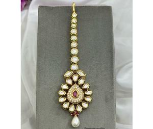 Tikka de Latón Chapado en Oro de Primera Calidad con Aspecto de Piedra, Estilo Kundan, para Mujeres y Niñas, para Fiestas y Bodas - Product Image 1