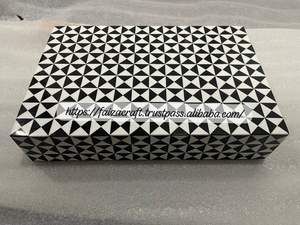 Boîte artisanale en os incrusté, décorative, noire et blanche, carrée, avec fermeture magnétique, motif gravé, pour le rangement de Noël - Product Image 2