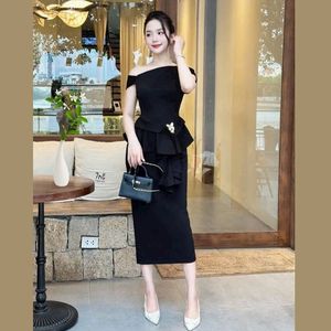 Ensemble jupe crayon chic et haut à épaules dénudées-Idéal pour les jeunes femmes qui aiment briller au travail - Product Image 5