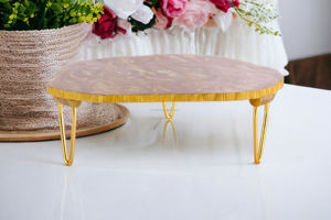 Expositor de Postres de Resina de Lujo con Patas Doradas Tipo Horquilla |   Soporte Moderno para Tartas, para Decoración de Bodas y Fiestas - Product Image 2