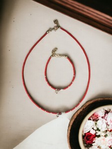 Ensemble collier et bracelet DAFNI en perles de plastique colorées et œil porte-bonheur - Fait main pour la fête des mères et la Saint-Valentin - Product Image 1