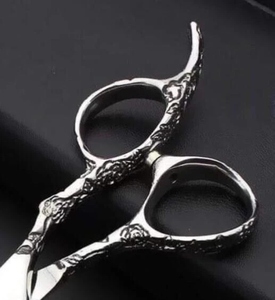 Ciseaux de coiffeur de qualité supérieure Ciseaux en acier inoxydable de haute qualité, lames super tranchantes, conçus de manière ergonomique pour une coupe de précision - Product Image 5