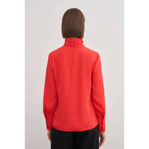 Blusa de Chifón con Broche de Rosa Roja Bordada y Estampado Floral - Product Image 6