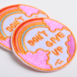 Écussons brodés à la main en polyester avec fil de bullion pour étiquettes de vêtements, utilisant des techniques de tissage - Product Image 5