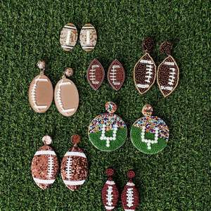 Boucle d'oreille de football perlée de broderie de but de champ de jour de jeu faite à la main de qualité supérieure avec luxe mignon et haute qualité de l'Inde - Product Image 1