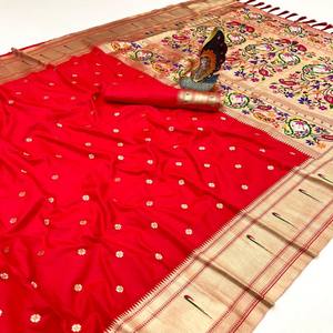 Sari en soie Paithani douce VASTRA COTTAGE avec motifs tissés en zari, pallu de paon riche en meenakari, bordure Munia et pièce de blouse en soie - Product Image 2