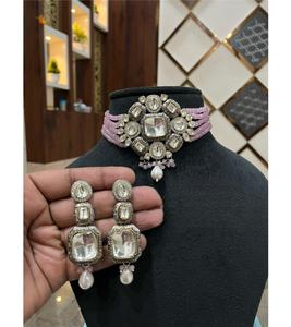 Impresionante conjunto de collar choker y aretes de latón chapado en oro de calidad premium con apariencia de Kundan, de múltiples capas, para bodas y fiestas. - Product Image 1
