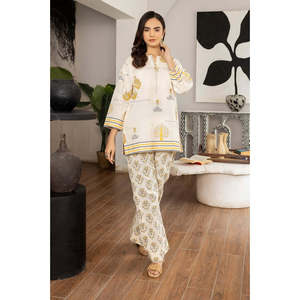 Conjunto Coordinado de Dos Piezas para Mujer, Color Beige, Estampado Dobby, Blusa Bordada de Manga Tres Cuartos, Pantalones Cortos hasta la Rodilla, para Uso Diario, Talla XS/XSs - Product Image 4