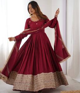 Elegante Vestido Anarkali Color Granate con Bordado Enriquecido para Bodas y Celebraciones - Product Image 2