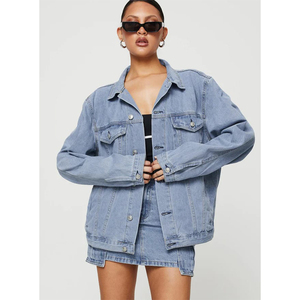 Veste en jean coupe ample style vintage pour femme à manches longues avec poches à rabat et décoration de boutons Techniques lavées et teintes - Product Image 1