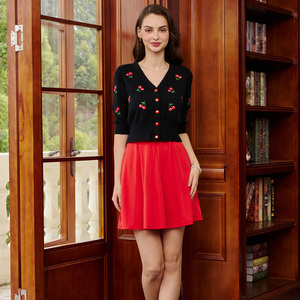 Cárdigan <span class=keywords><strong>Vintage</strong></span> de Punto con Bordado de Cerezas Negras OEM, Manga 3/4, Cuello en V, para <span class=keywords><strong>Mujer</strong></span> - Product Image 2