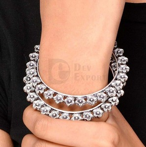Brazalete de Latón Puro con Diseño Floral Estilo Plata Alemana, Talla Única, Oxidado, Ajustable, Hecho a Mano, Producto al por Mayor - Product Image 1