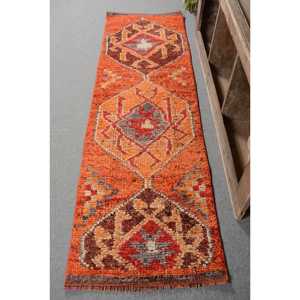 Alfombra Turca Vintage de 2.4x8.1 pies, Alfombra de Lana a Cuadros Roja Herki - Product Image 1