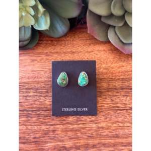 Pendientes de Turquesa de la Montaña Sonora Hechos por Navajos, con Base de Plata de Ley, Forma de Gota de Agua y Engaste de Bisel - Product Image 1