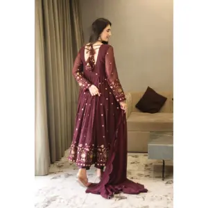 Conjunto de traje Anarkali bordado para mujer de VIBHUTI en color vino - Product Image 2