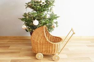 รถเข็นเด็กทำมือจากหวายสวยงาม สำหรับตกแต่งห้องเด็กเล่นตุ๊กตา โครงไม้ทนทาน เป็นมิตรกับสิ่งแวดล้อม ของตกแต่งบ้าน - Product Image 4