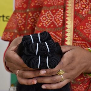 Vente en gros de paquets de cheveux indiens bruts de donneur unique ondulés noirs non traités vierges extensions de vague naturelle - Product Image 2