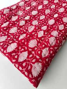 Couverture en coton biologique imprimée à la main avec des motifs floraux rouges, réversible, couverture indienne Razai - Product Image 4