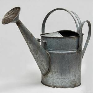 Arrosoir de jardin galvanisé fantaisie avec bec étroit et poignée élégamment courbée pour une prise en main facile AYC METALS Capacité personnalisable - Product Image 3