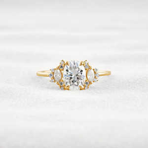 Elegante anillo de compromiso de racimo de moissanita de corte ovalado Diseño de racimo elegante para novias - Product Image 1