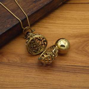 Collier médaillon style boule en filigrane doré, pendentif Bola bohème en laiton, cadeau pour elle - Product Image 2