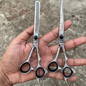 Ciseaux de coiffure pour barbier, beauté et design de mode RTS Damascus Designs, en acier inoxydable 440C, lame gauche, pointe aiguisée - Product Image 2