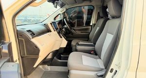 USATO 2024 Toyota Hiace 13 Posti 4x4 4 Cilindri 2.8L 282 CV Diesel Trasmissione Automatica 4WD Guida a Destra - Product Image 2