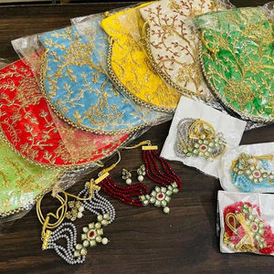 Exquisito Conjunto de Joyería Kundan con Bolsos Potli de Seda Ricamente Bordados con Intrincados Motivos Florales Dorados - Set de Regalo - Product Image 1