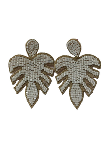 Pendiente bordado con cuentas en forma de corazón de nuevo diseño, cuentas de semillas en blanco y negro de buen color para mujeres y niñas de la India - Product Image 5