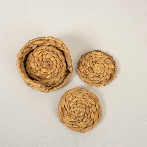 Posavasos de algas marinas naturales con una cesta de almacenamiento a juego, ideal para un entorno rústico y organizado, disponible a precio de mayorista - Product Image 1