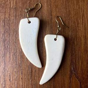 Pendientes de hueso de búfalo de Crescent Craft, joyería étnica hecha a mano, única y sostenible para ocasiones festivas. - Product Image 2