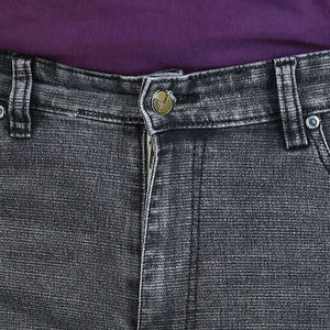 Jeans Slim Fit de Haute Qualité pour Hommes, Style Streetwear Déchiré, Détail de Boutons en Cristal, Logo Personnalisé, Meilleur Prix Pakistan - Product Image 6