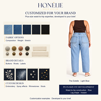 Jean taille haute coupe baril pour femme grande taille, bleu clair, avec poches utilitaires plaquées et détails froncés, en denim, OEM ODM, coupe personnalisée, étiquette de lavage