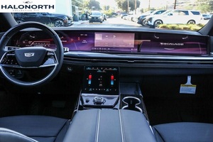 Cadillac Escalade 2026, SUV de luxe à propulsion arrière, intérieur clair, sièges en cuir, moteur 4L essence/électrique avec caméra arrière - Product Image 4