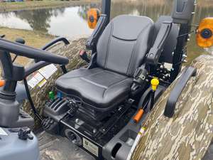 Tracteur agricole LS Gamekeeper 50HP 4x4 avec chargeur frontal, pompe moteur et boîte de vitesses robuste - Haute productivité - Product Image 4