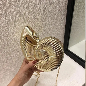 Impresionante gama de embragues de metal con cierres artísticos y formas de diseño ahora disponibles en los mercados mayoristas para exportar - Product Image 6