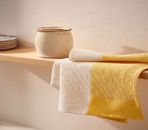 Paño de cocina grande de algodón blanco con estampado vintage de una uva roja. Disponible a precios de mayoreo. - Product Image 4