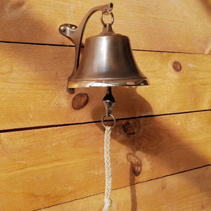 Sonnette de porte élégante en laiton moulé vintage avec finition dorée adaptée aux portes d'entrée en bois à l'extérieur - Product Image 1