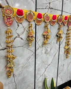 โทรันทางชาติพันธุ์ทำมือพร้อมที่แขวนระฆังทองและปอมปอมสีแดงเหมาะสำหรับตกแต่งบ้านตามเทศกาล - Product Image 3