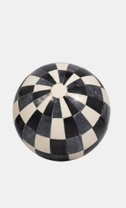Boule décorative en résine avec incrustation, design traditionnel noir et blanc pour la décoration intérieure - Product Image 6
