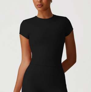 Vente en gros T-shirts solides et légers pour femmes Vêtements de sport personnalisables de haute qualité dans des tailles plus haut de gamme pour les femmes - Product Image 4