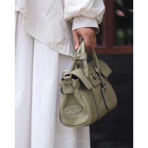 Bolso de mujer 2 en 1 de cuero de vaca auténtico cambia entre bolso de hombro y bandolera para un estilo versátil - Product Image 1